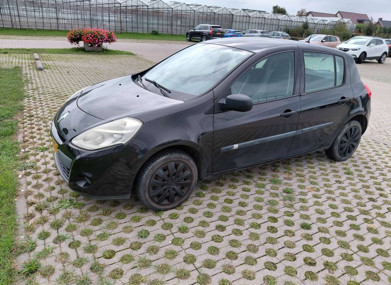 Renault Clio 1.2 16V 55KW 5-DRS E4 2010 Zwart Airco Navi, Auto's, Voorwielaandrijving, 535 kg, 74 pk, 4 cilinders