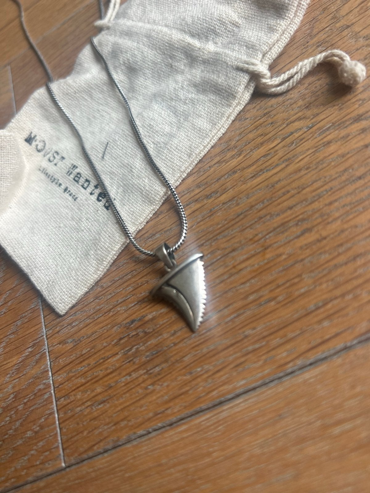 Zilverkleurige ketting met haaientand hanger, Gebruikt, Ophalen of Verzenden, Zilver, Overige materialen