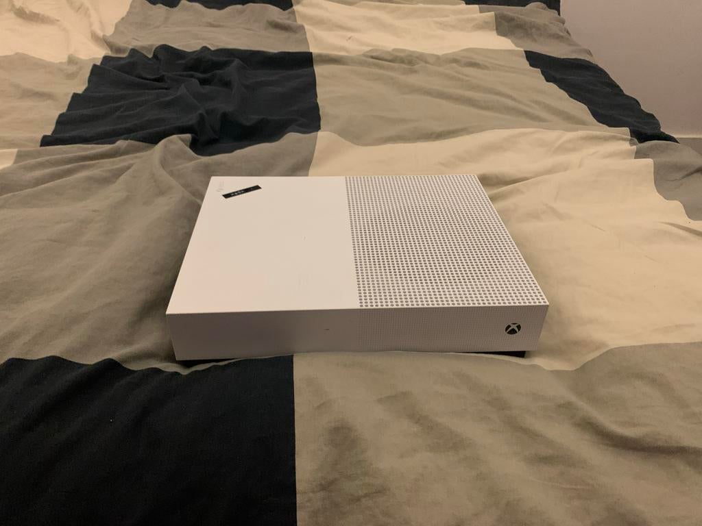 Xbox One S All-Digital Edition in goede staat met kabels, Spelcomputers en Games, Spelcomputers | Xbox One, Zo goed als nieuw