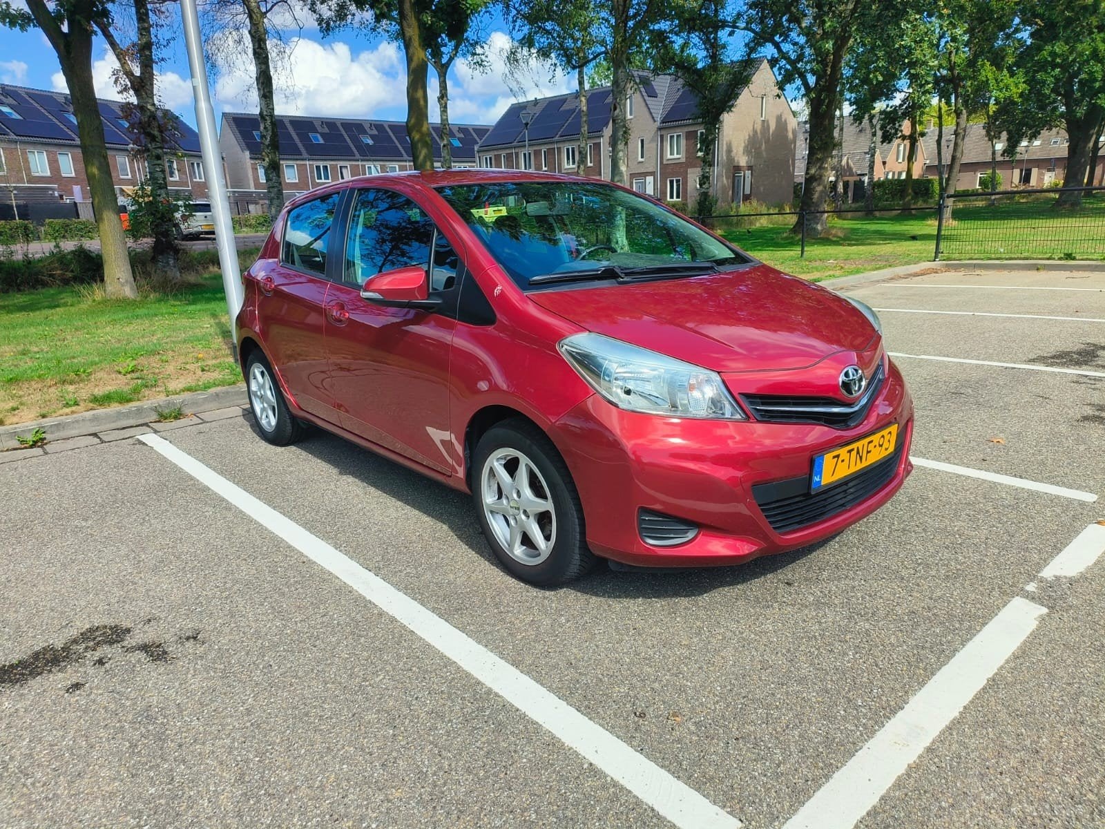 Toyota Yaris 1.3 16V Vvt-i 5DR 2011 Rood, Voorwielaandrijving, 4 cilinders, 1329 cc, Handgeschakeld