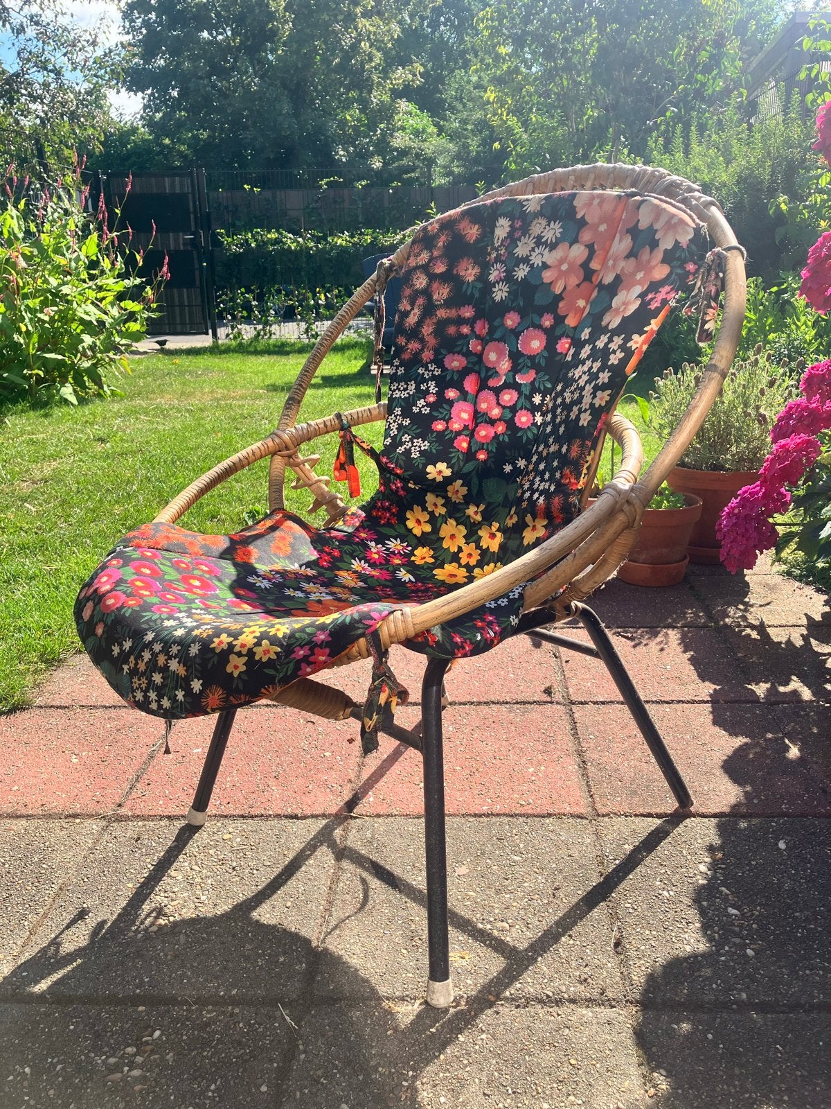 Vintage rotan stoeltje met bloemenkussen, Huis en Inrichting, Ophalen, Gebruikt, Overige kleuren, Riet of Rotan