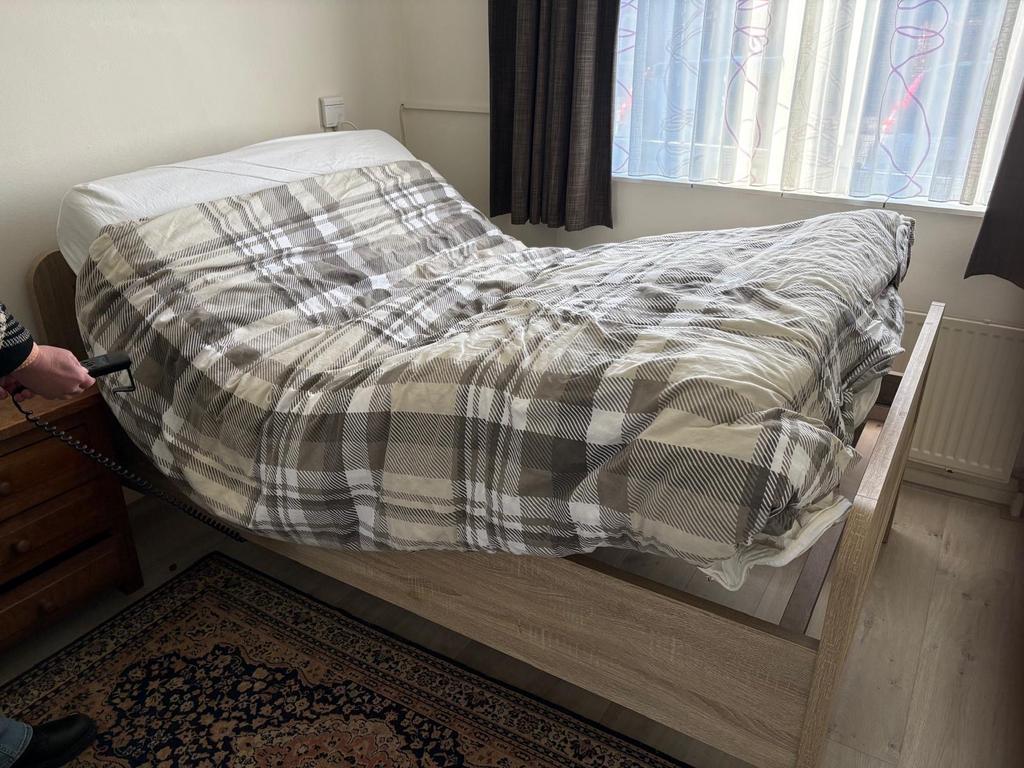 Zo goed als nieuw bed 120x200 cm met verstelbaar matras, Verstelbaar, Ophalen of Verzenden, Zo goed als nieuw, Twijfelaar