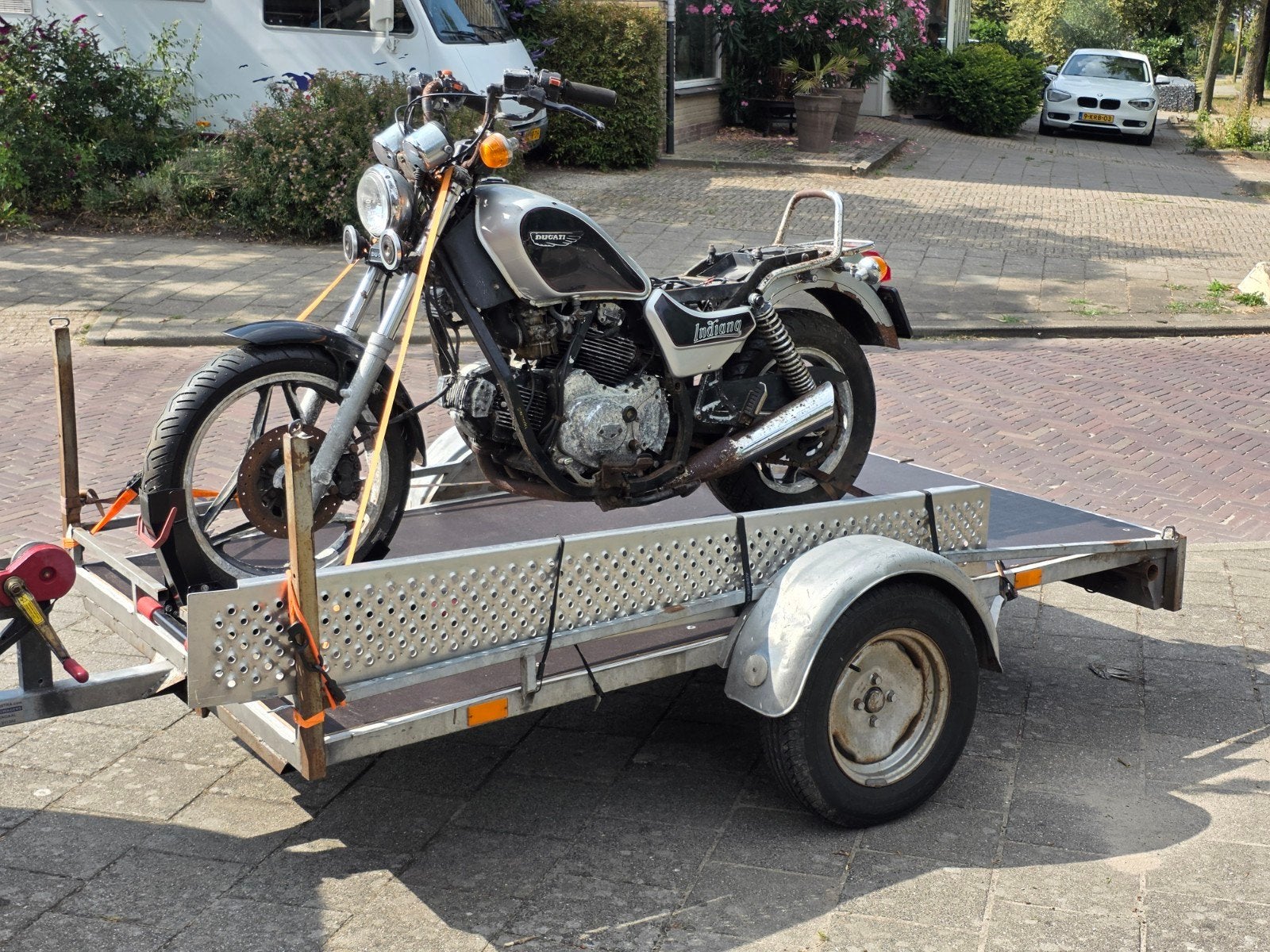 Motor transport met of zonder chauffeur, Motoren, Ophalen
