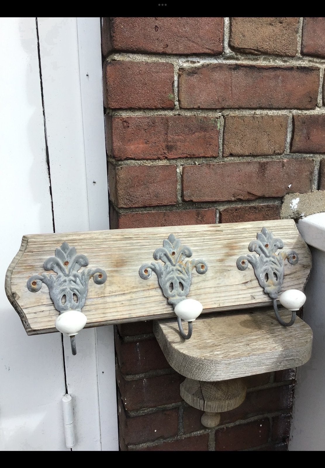 Kleine houten kapstok, 3 haken op plank, knop wit, porselein, Wandkapstok, Ophalen of Verzenden, Zo goed als nieuw, Minder dan 100 cm