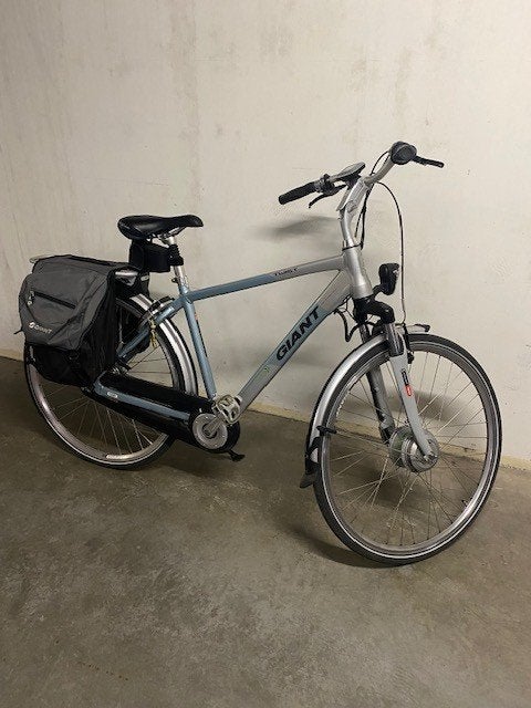 E-Bike Heren Zilverkleur GIANT, Ophalen, Gebruikt, Versnellingen, Giant