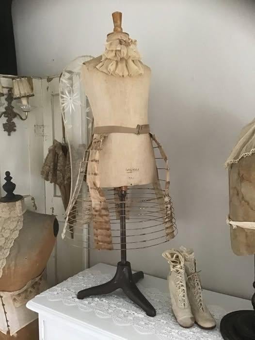 Antieke kinderpaspop met crinoline., Ophalen of Verzenden