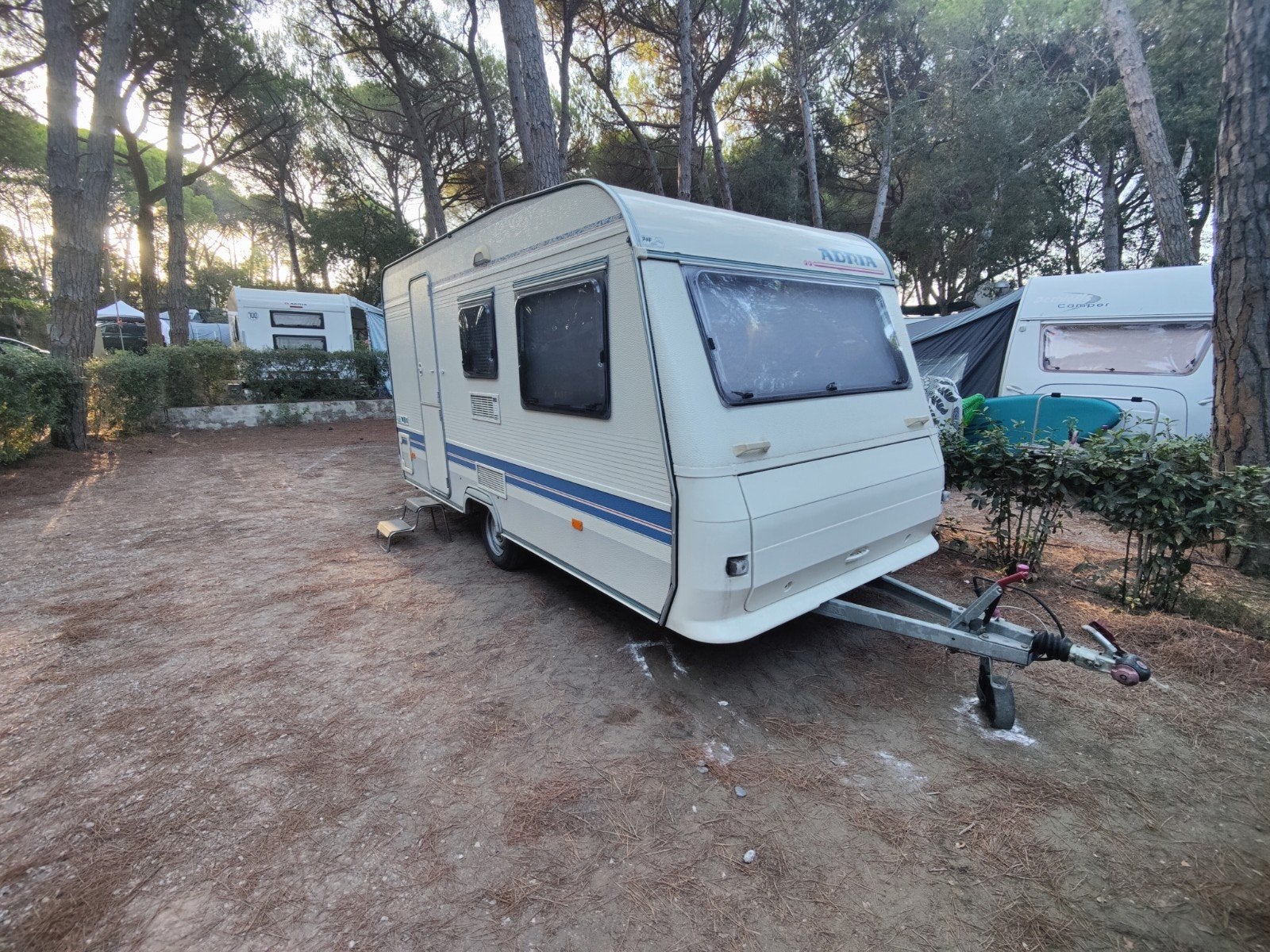 Adria Unica A390 DS (2003) met Dorèma voortent, Vast bed, Reservewiel, Treinzit, Particulier
