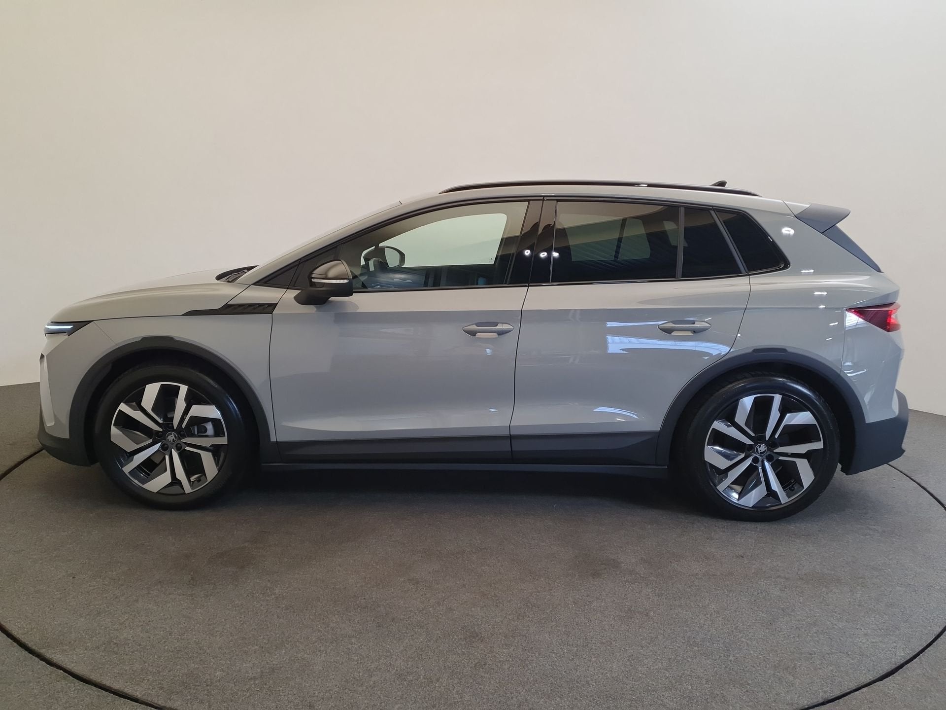 Skoda Elroq 85 Sportline 286pk Wegklapbare trekhaak, Camera, Auto's, Skoda, Automaat, 12 maanden, Achterwielaandrijving, Zwart