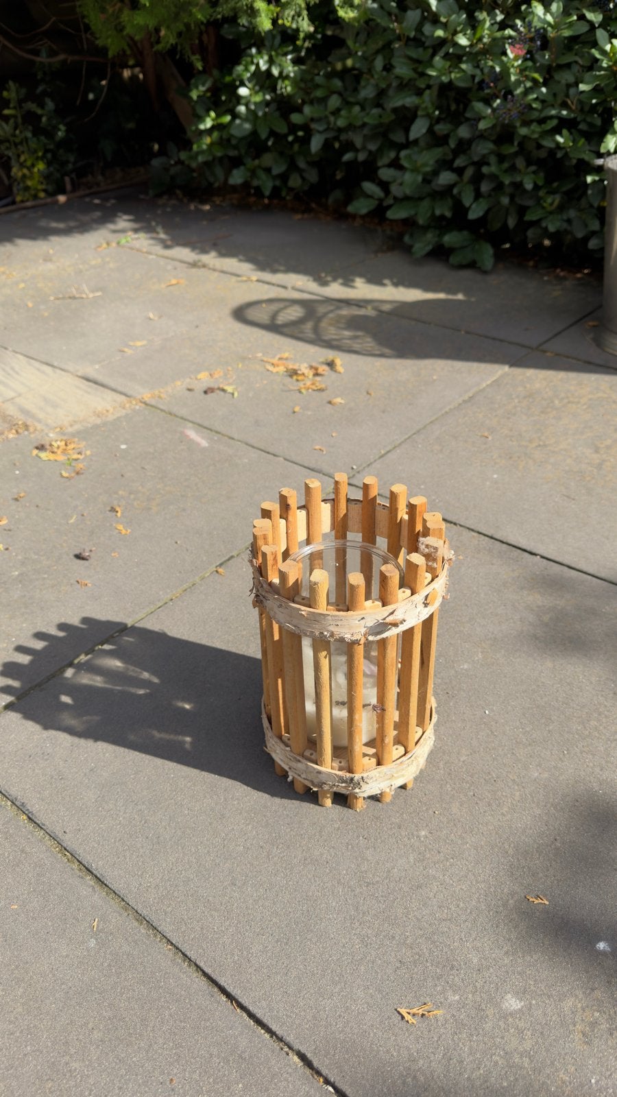 Houten sier kandelaar (24 cm hoog) met glas, Ophalen of Verzenden, Gebruikt, Hout, Kandelaar
