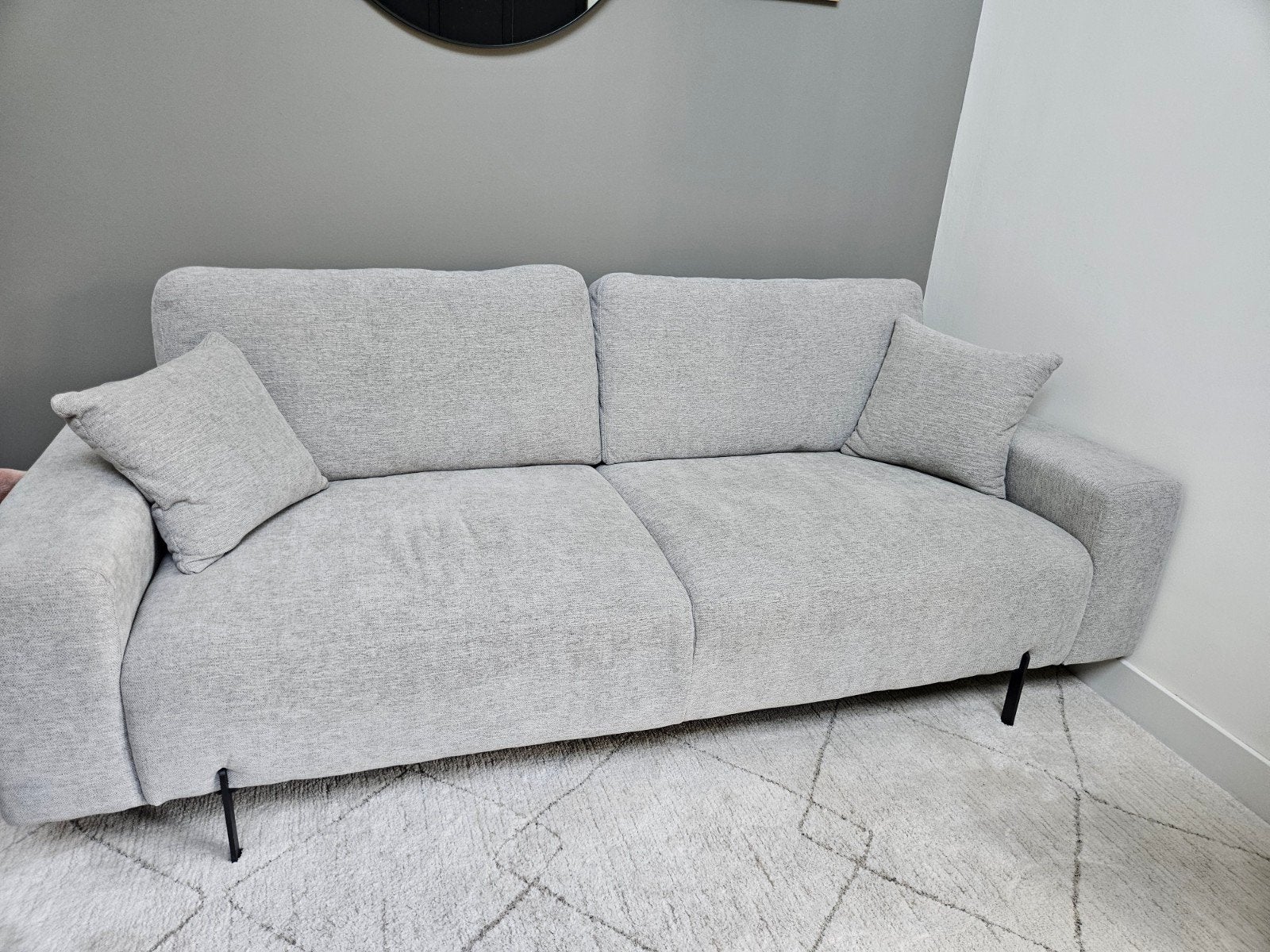 Stijlvolle Grijze Tweepersoonsbank - Seats and Sofa, Ophalen, Tweepersoons, 75 tot 100 cm, Zo goed als nieuw