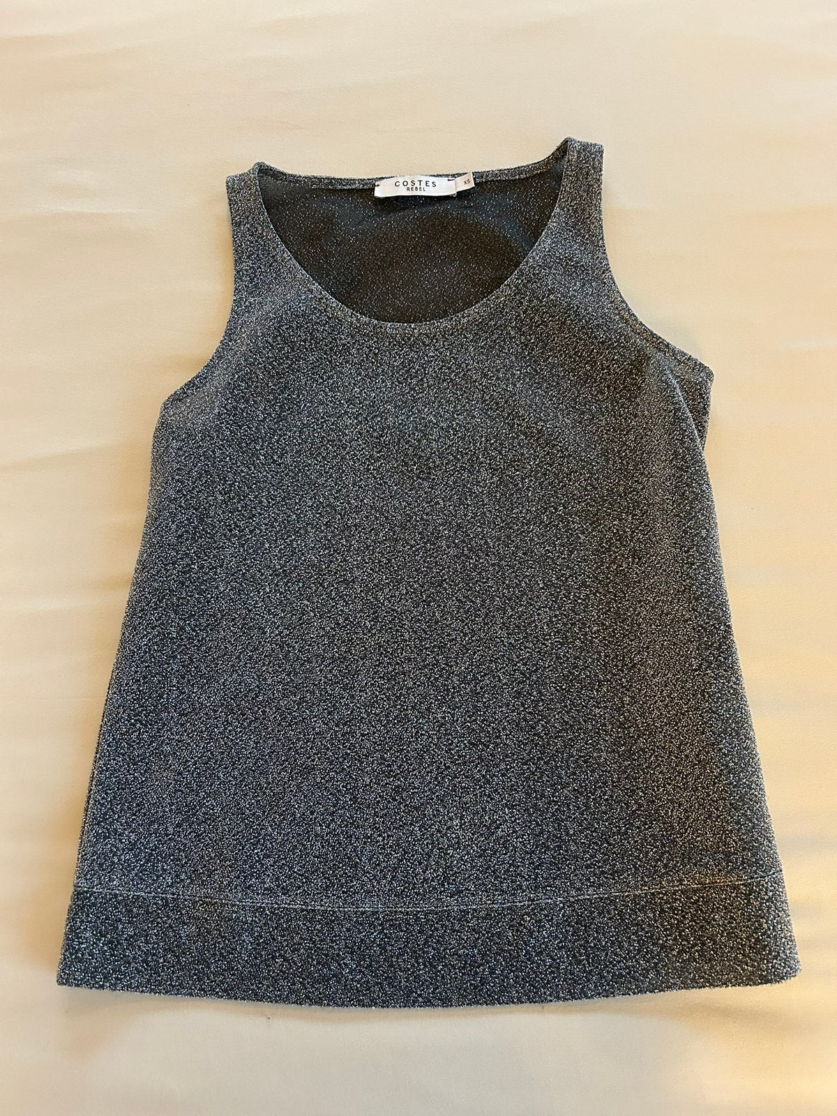 Costes top zilver maat XS, Kleding | Dames, Tops, Ophalen of Verzenden, Zo goed als nieuw, Zonder mouw, Maat 34 (XS) of kleiner