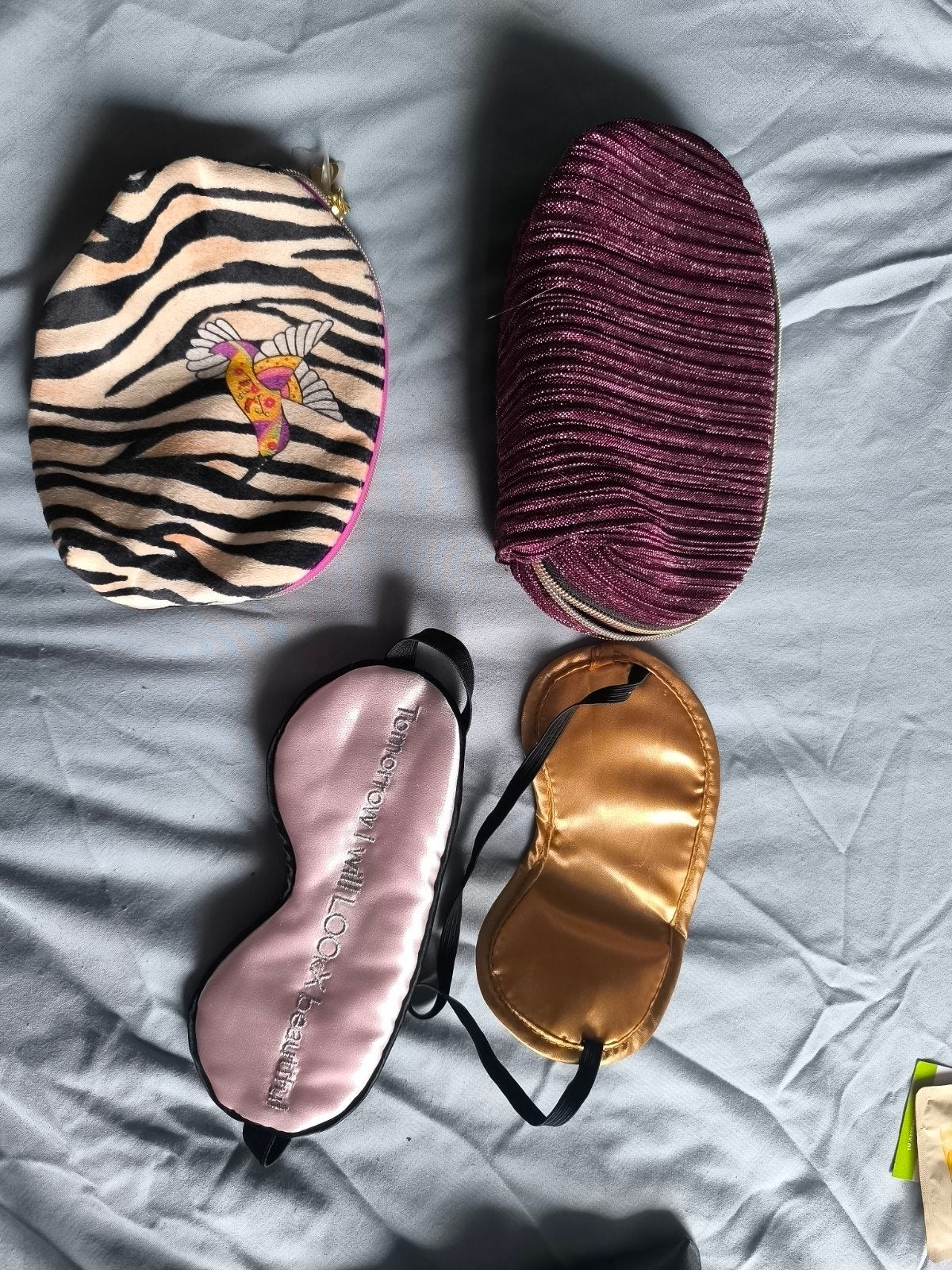 nieuw! Set van 2 reistoilettassen en 2 oogmaskers, Ophalen of Verzenden, Nieuw, Meerkleurig, Heer of Dame