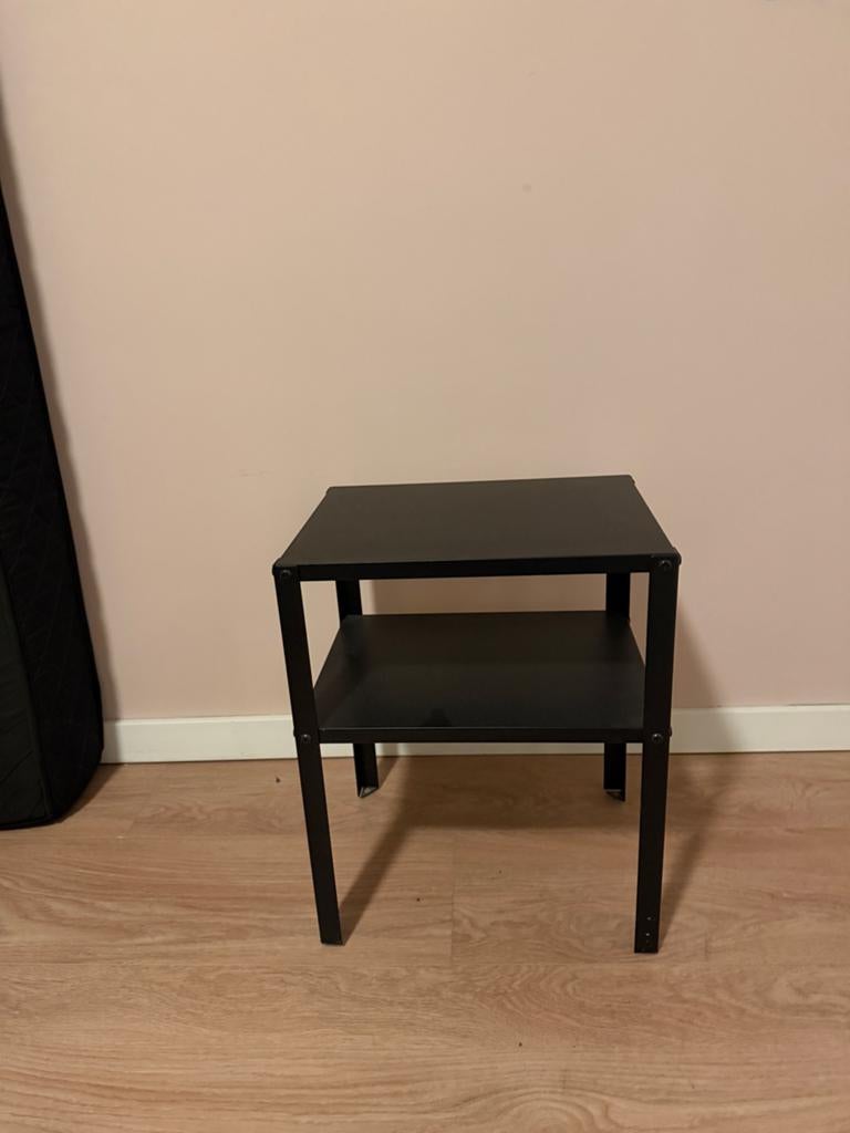 2 IKEA bijzettafels van metaal, zwart, Huis en Inrichting, Tafels | Bijzettafels, 45 tot 60 cm, Minder dan 55 cm, Gebruikt, Metaal of Aluminium