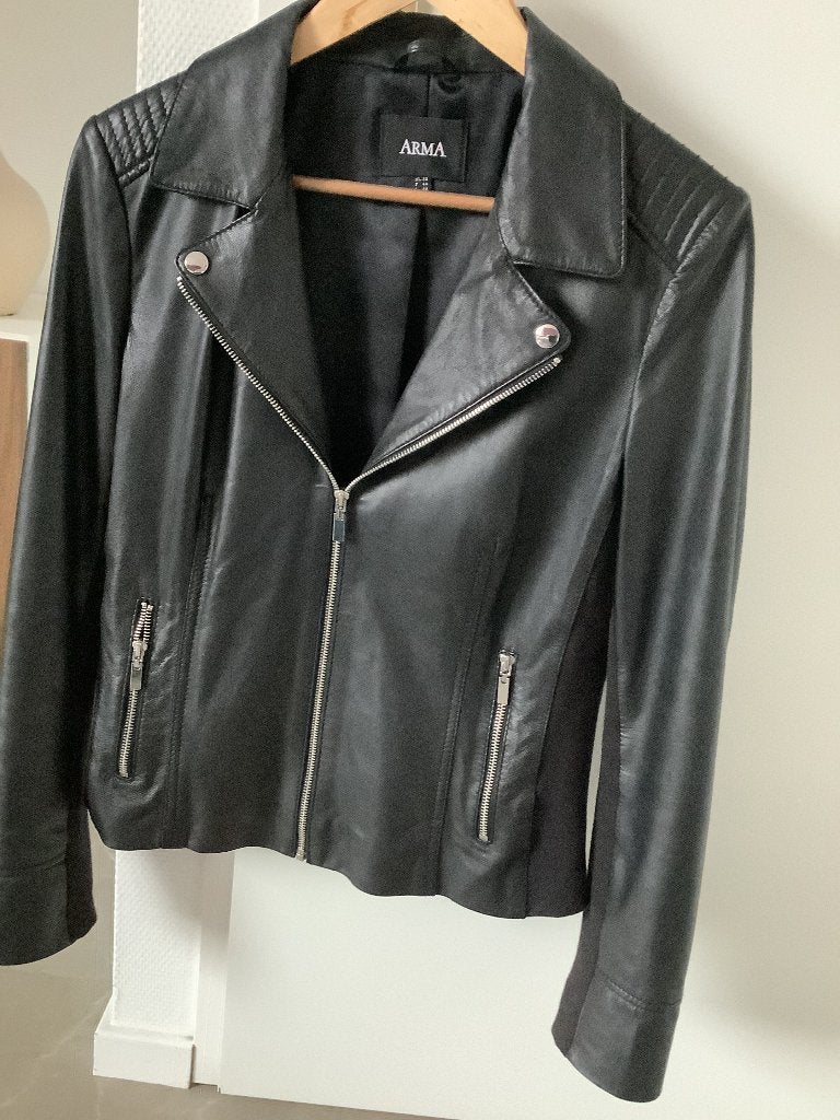 Bikerjack in zwart van het merk Arma, studio Ar, maat 42, Ophalen of Verzenden, Zo goed als nieuw, Maat 42/44 (L), Zwart