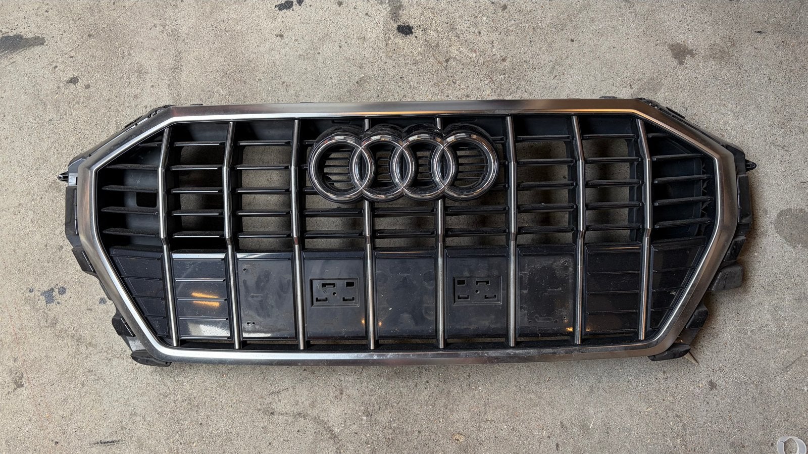 Audi Q3 gril vanaf 2018 83A.853.651.B, Gebruikt, Voor, Bumper, Audi
