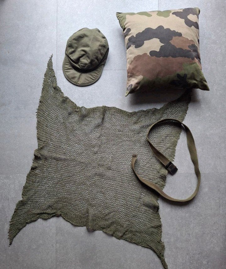 Militaria set: Hoed, riem, kussen en camouflage net, Ophalen of Verzenden, Overige soorten, Overige gebieden, Overige typen
