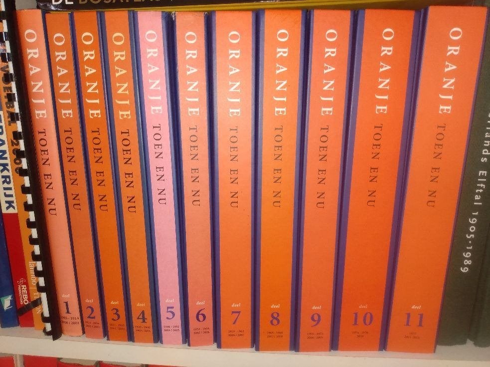 Serie boeken Oranje Toen en Nu over het Nederlands elftal, Ophalen of Verzenden, Zo goed als nieuw, Balsport