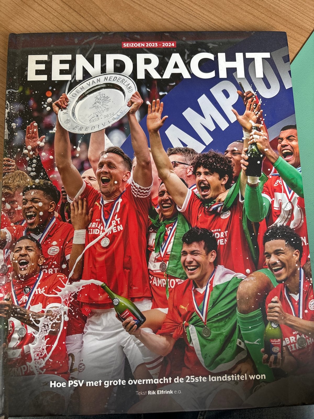 Eendracht: PSV Landskampioen 2023-2024, Boeken, Ophalen of Verzenden, Zo goed als nieuw, Balsport