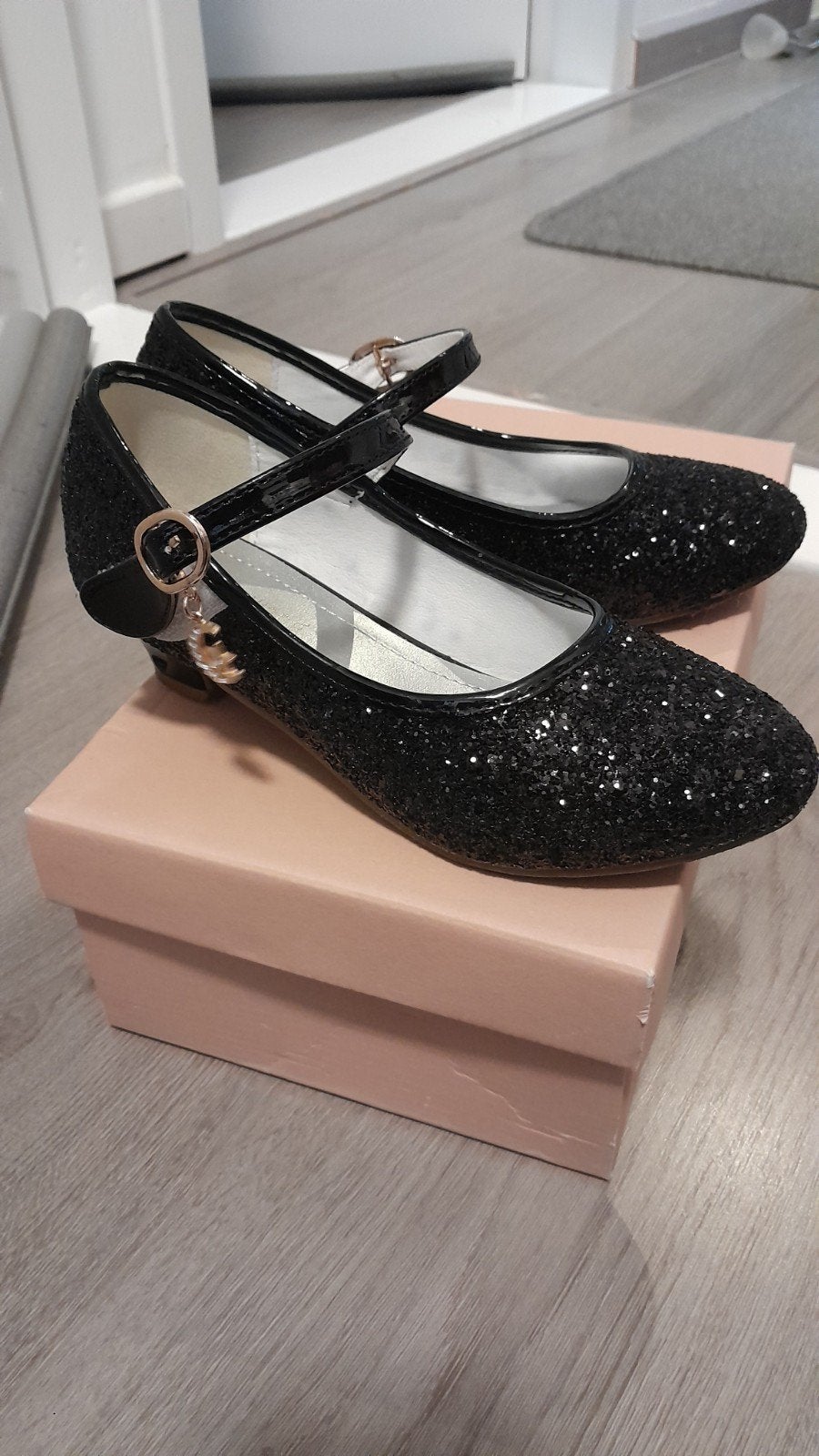 Meisjesschoenen met kleine hakken - Zwart glitter maat 36, Kinderen en Baby's, Meisje, Schoenen, Ophalen of Verzenden, Zo goed als nieuw
