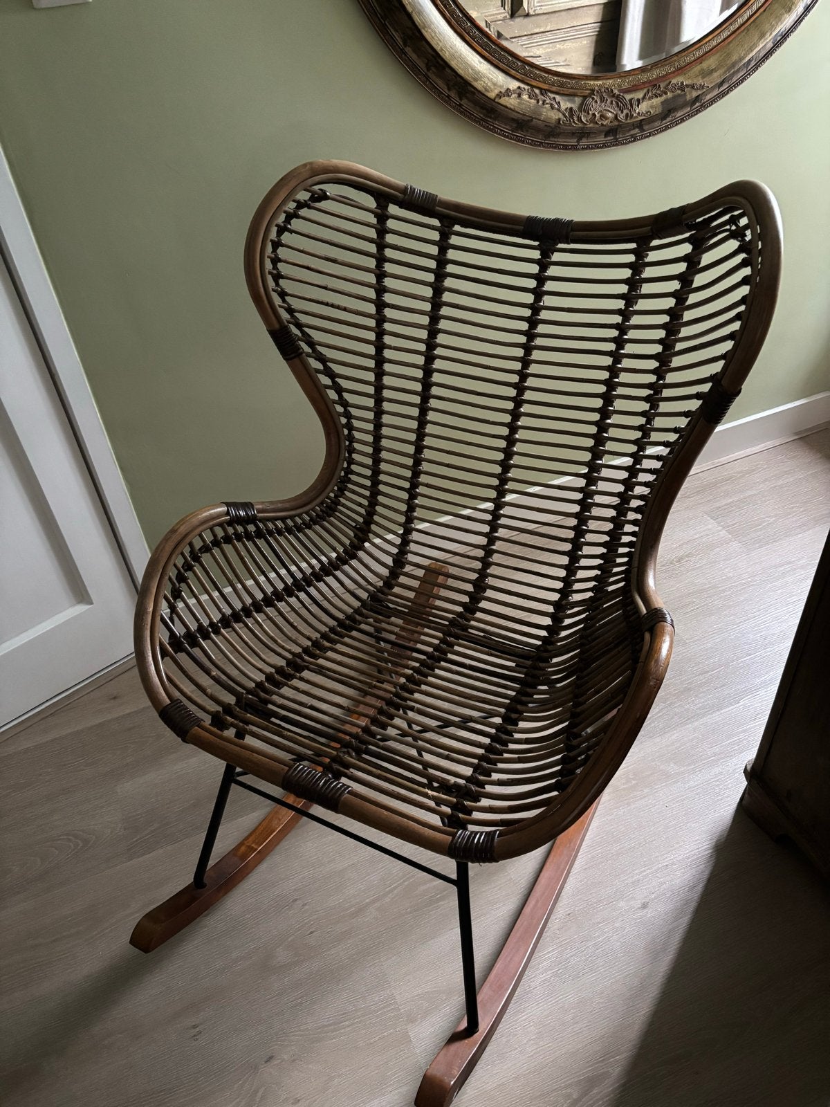 Rotan schommelstoel - comfortabel en stijlvol, Huis en Inrichting, Stoelen, Ophalen, Bruin, Riet of Rotan, Zo goed als nieuw