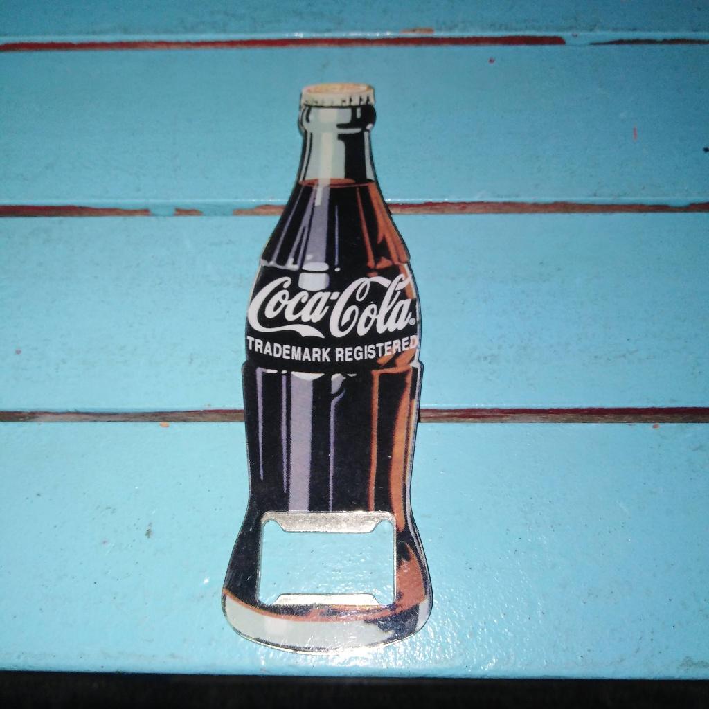 Coca-Cola flesopener in vorm van colaflesje metaal, Ophalen, Gebruikt, Gebruiksvoorwerp