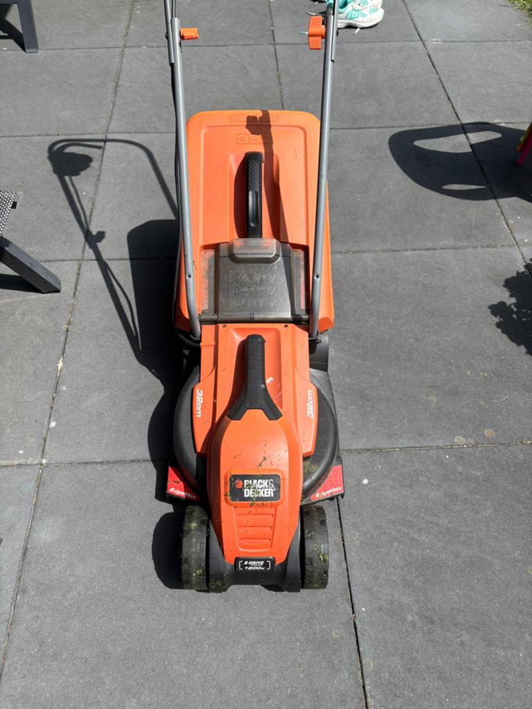 Black & Decker 32 cm, Tuin en Terras, Ophalen, Gebruikt, Elektrische grasmaaier, Opvangbak