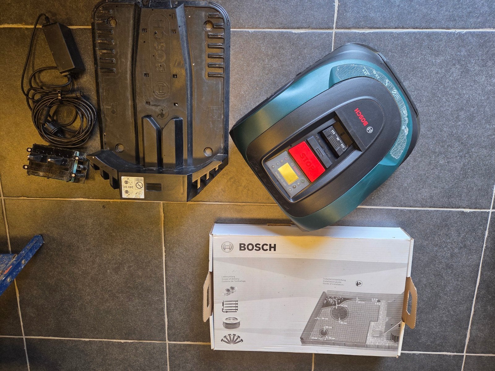 Bosch Indego XS 300 robotmaaier met extra accessoires, Cirkelmaaier, Gebruikt, Minder dan 30 cm, Accu-grasmaaier