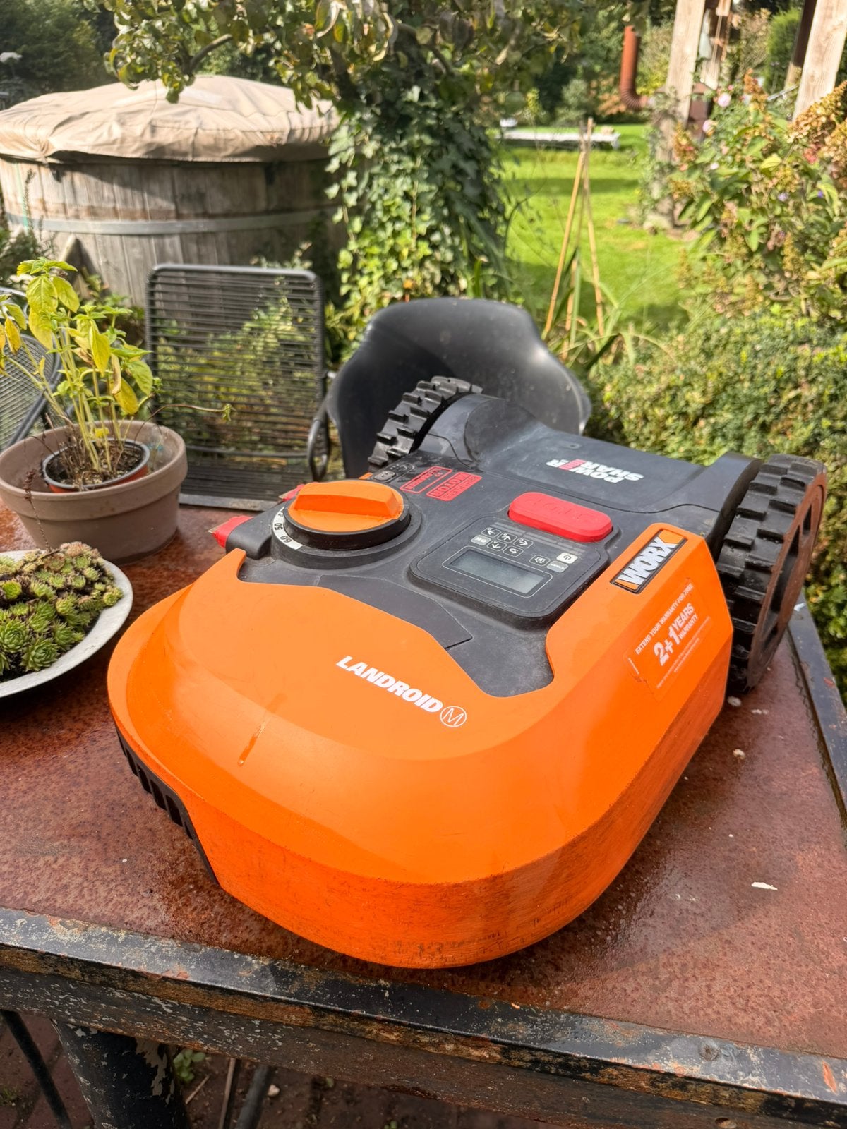 Foto 4 van Worx wr143e 1000m2 robotmaaier met basis en garage enz