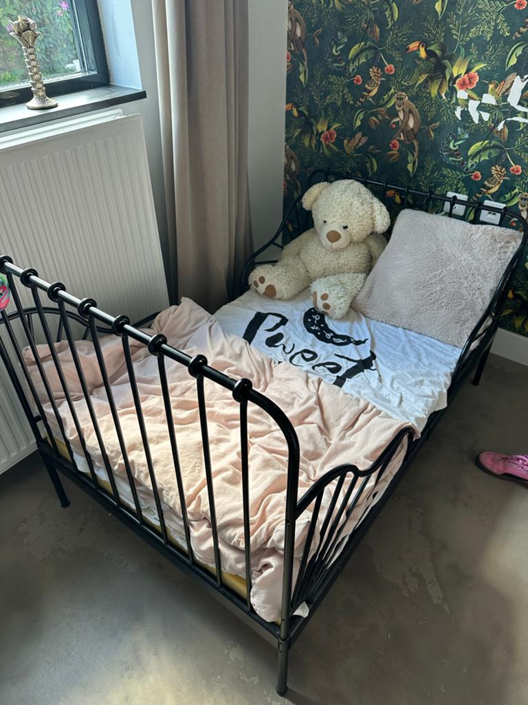 Zwart metalen kinderbed 86x135 cm, Kinderen en Baby's, Kinderkamer | Bedden, Ophalen of Verzenden, Gebruikt, Minder dan 140 cm
