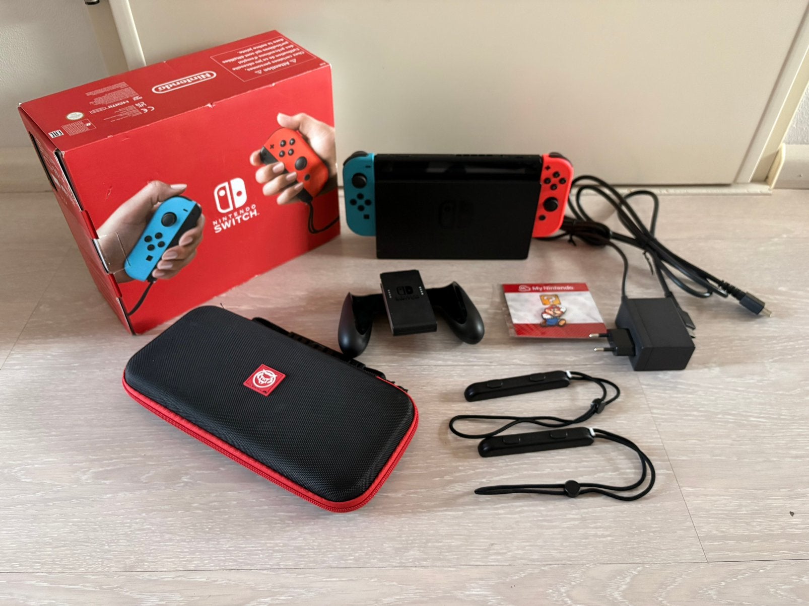 Nintendo Switch – compleet met doos, hoes & screenprotector, Spelcomputers en Games, Spelcomputers | Nintendo Switch, Zo goed als nieuw