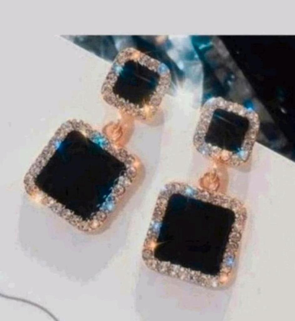 Mooie oorstekers met zwarte steen en strass. Nieuw, Sieraden, Tassen en Uiterlijk, Oorbellen, Overige materialen, Zwart, Nieuw