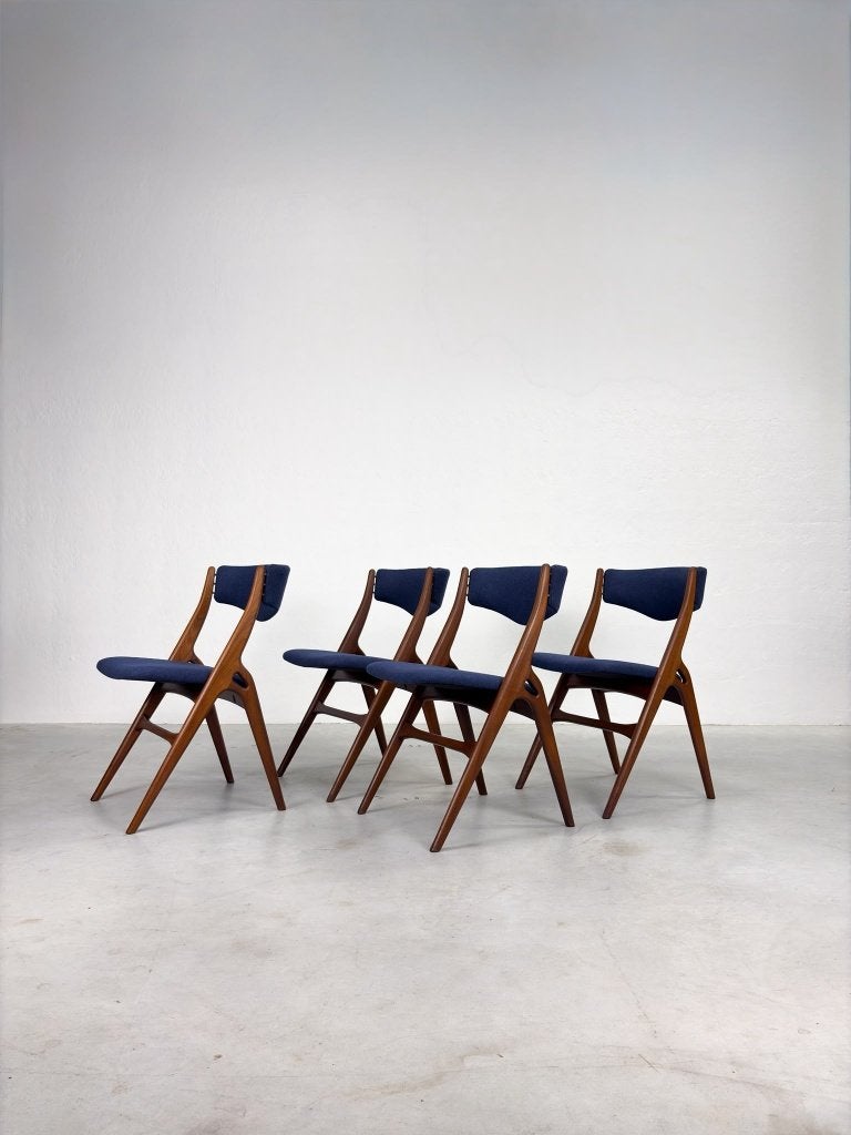 Set 'Aska' Eetkamerstoelen van Louis van Teeffelen voor Wébé, Ophalen, Hout, Blauw, Zo goed als nieuw