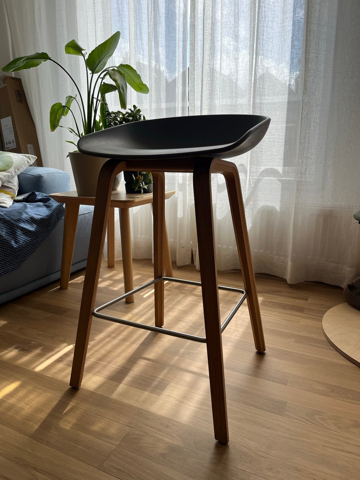 HAY barkruk met grijze zitting en houten poten, Huis en Inrichting, Barkrukken, Ophalen, Gebruikt, Met voetsteun, 60 tot 90 cm