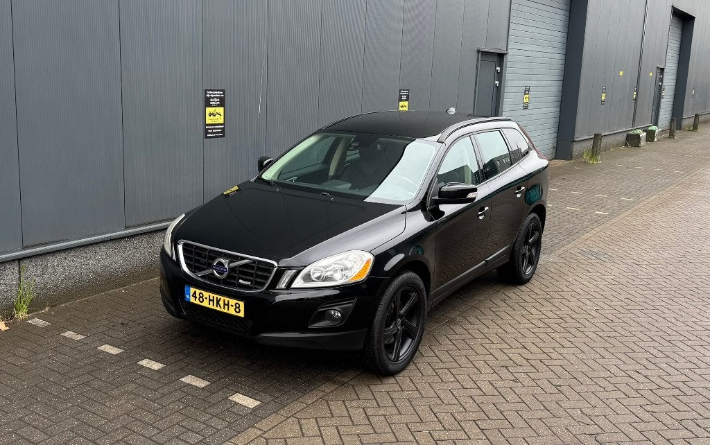 Volvo XC60 2.4 D4 AWD Geartronic 2009 Zwart Youngtimer BTW, Auto's, Volvo, 1716 kg, Stof, Zwart, 197 €/maand