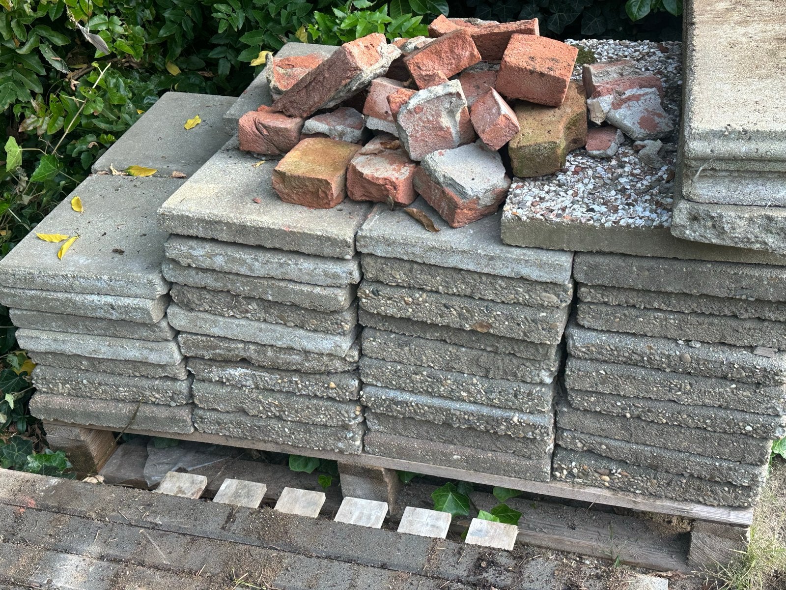 Ca 60 gebruikte 30x30 terrastegels en 14 bandjes, Ophalen, Gebruikt, Klinkers, 10 m² of meer