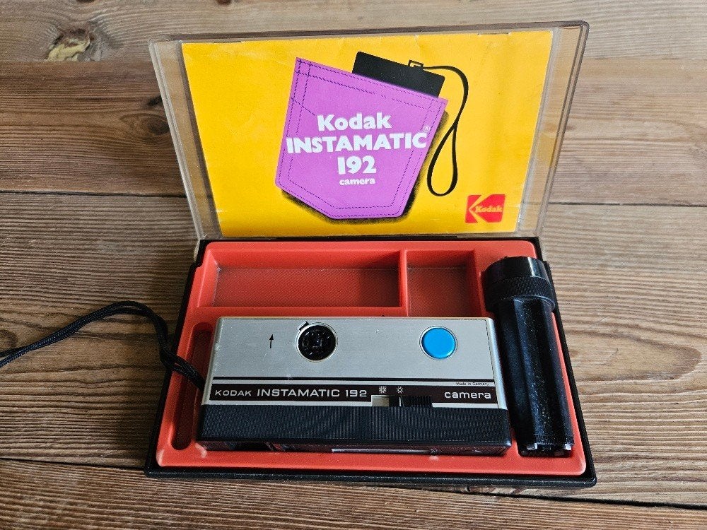 oude kodak instamatic 192 camera + PK pocket flitser, Audio, Tv en Foto, Fotocamera's Analoog, Ophalen of Verzenden, Gebruikt