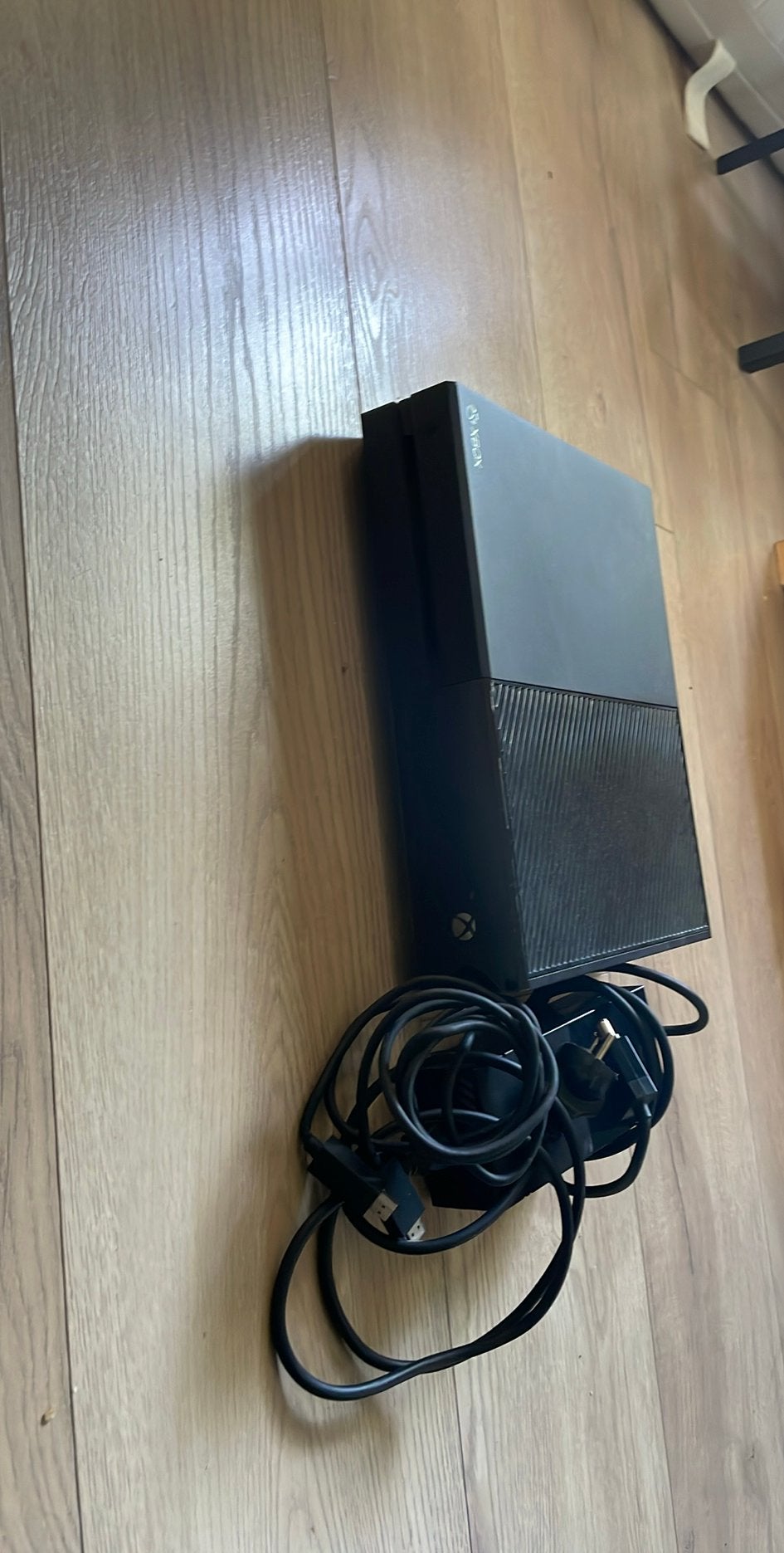 X-Box One + 2 games + 2 op batterij controllers, Ophalen of Verzenden, Zo goed als nieuw, Met 2 controllers, Slim