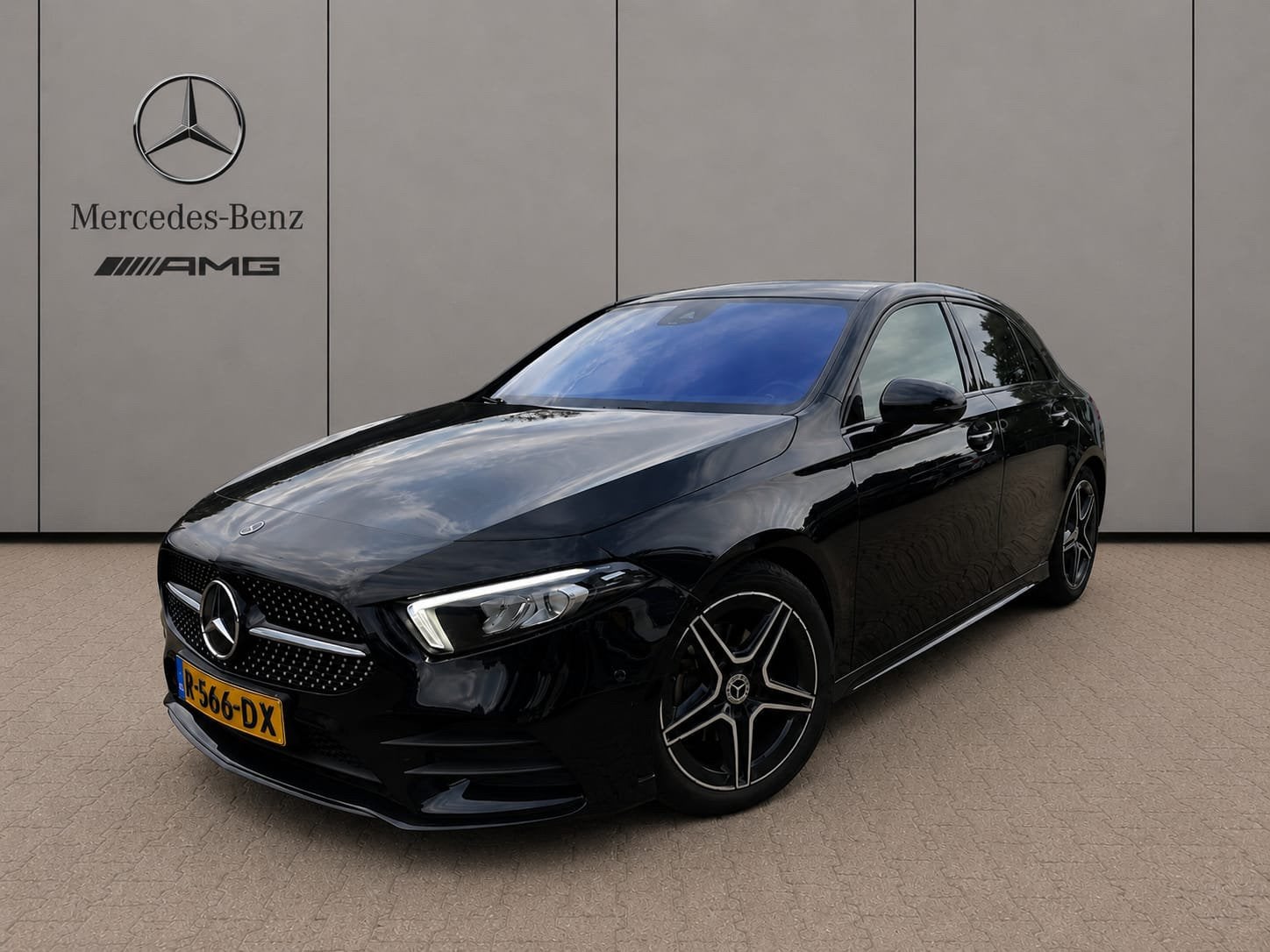 Mercedes-Benz A180 AMG Aut Navi Leer 18 Inch VOL!! 2022, Auto's, Dealer onderhouden, 136 pk, 4 cilinders, Zwart