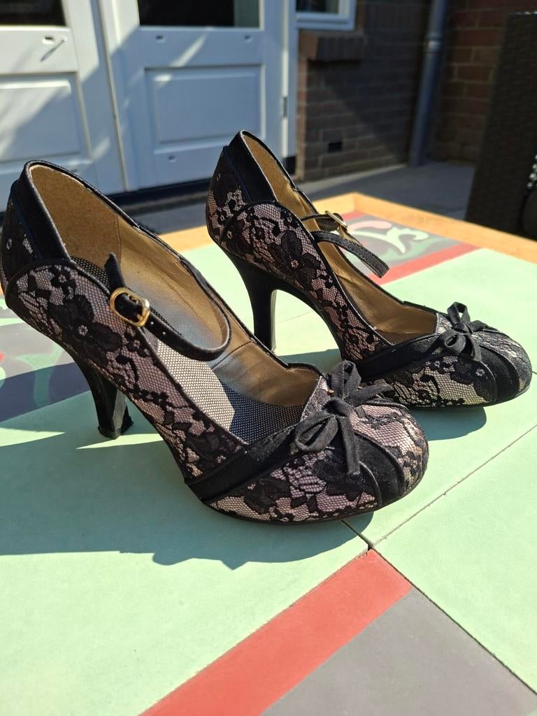 Elegante Ruby Shoo pumps met kant en strik maat 38, Kleding | Dames, Schoenen, Zo goed als nieuw, Pumps, Zwart, Ophalen of Verzenden