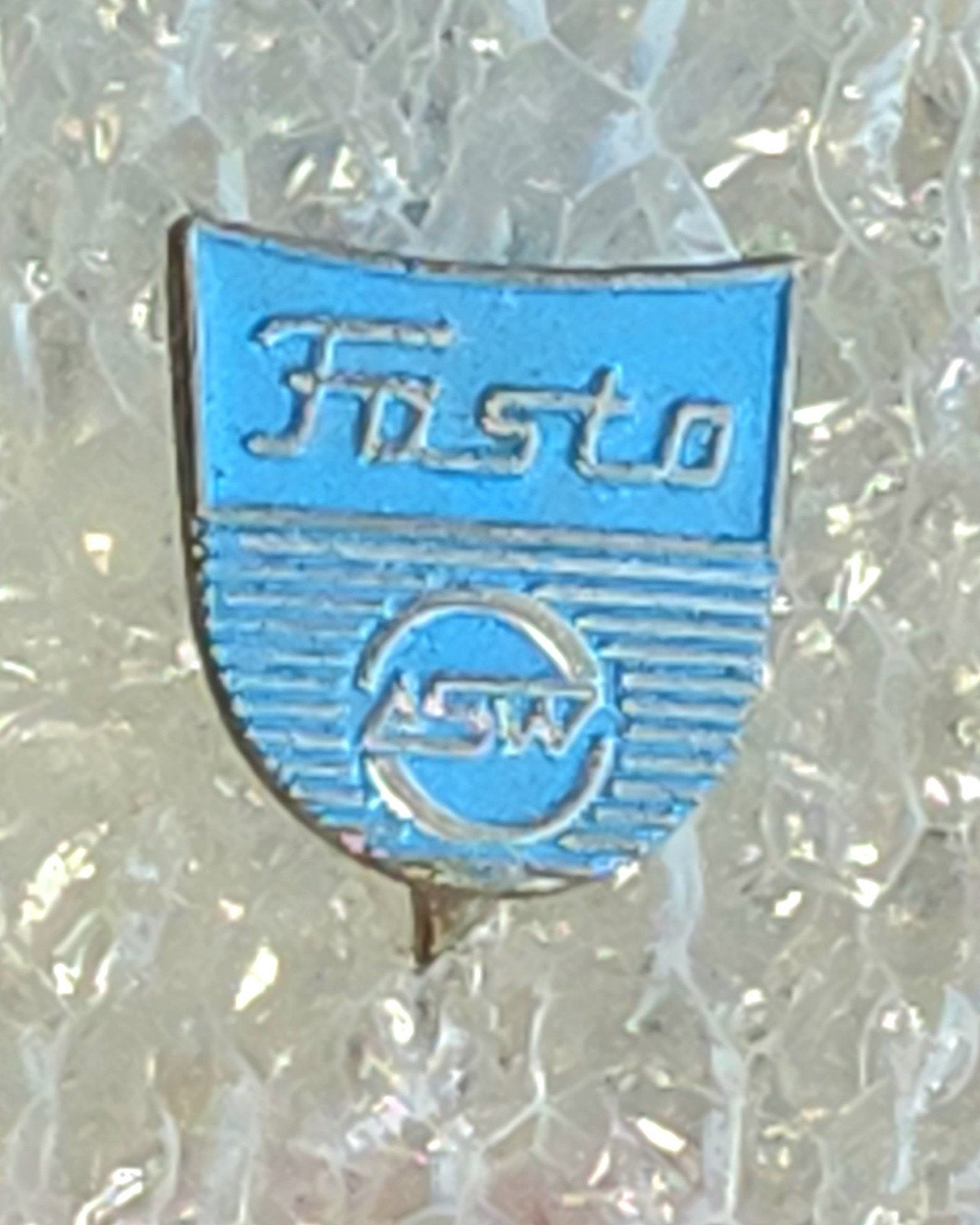 Vintage Speldje Fasto Geisers - Blauw, Ophalen of Verzenden, Gebruikt, Overige onderwerpen, Speldje of Pin