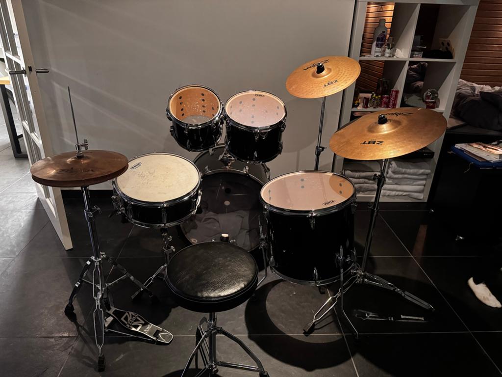 Zwart drumstel van Tama met bekkens en kruk, Muziek en Instrumenten, Ophalen, Zo goed als nieuw, Tama