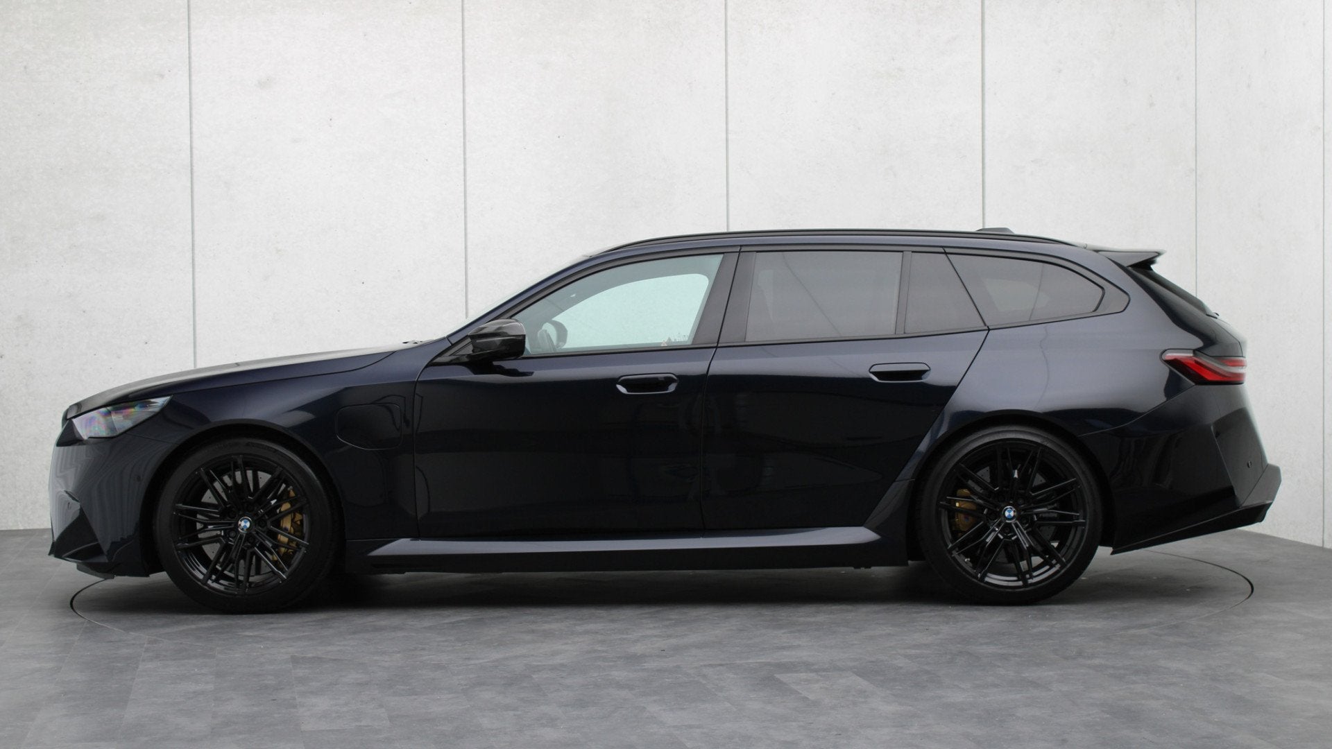 BMW M5 Touring | M Drivers Package | Akrapovic | Stoelventil, 12 maanden, Gebruikt, 4395 cc, Zwart