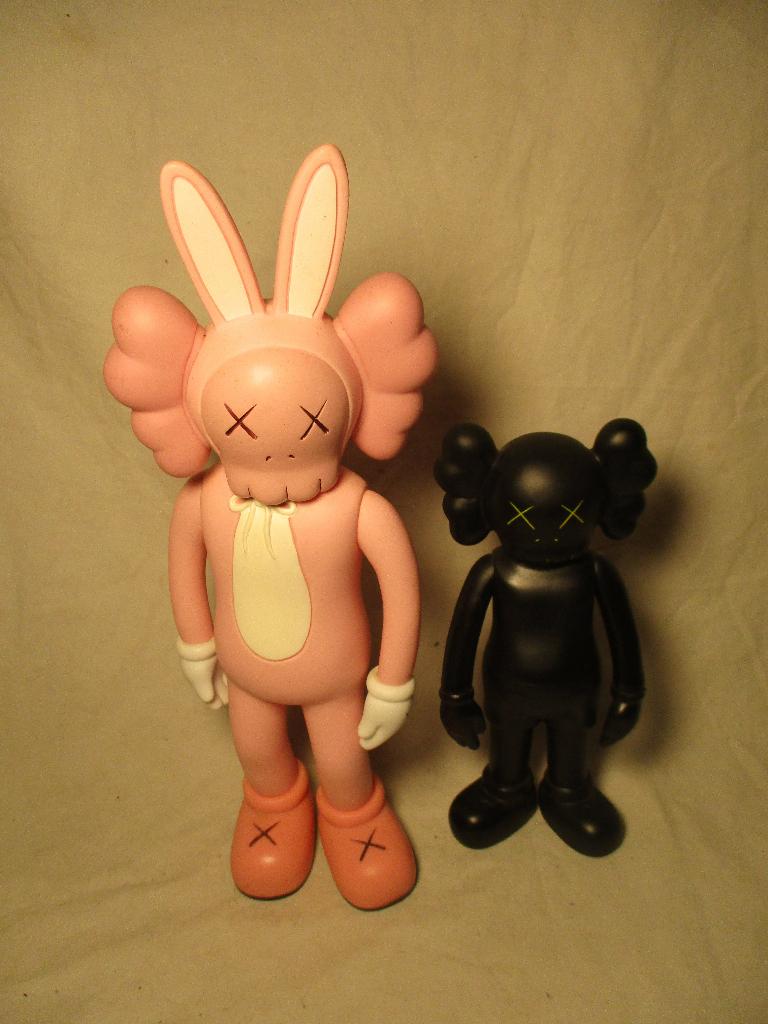 2x design beeldjes Kaws 06, Ophalen of Verzenden