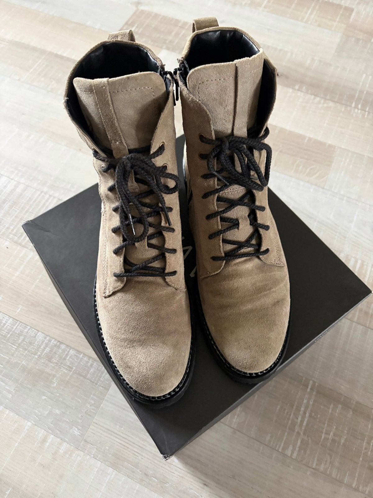 Durea suède veterboots maat 7 breedte H, Kleding | Dames, Beige, Lage of Enkellaarzen, Ophalen of Verzenden, Zo goed als nieuw