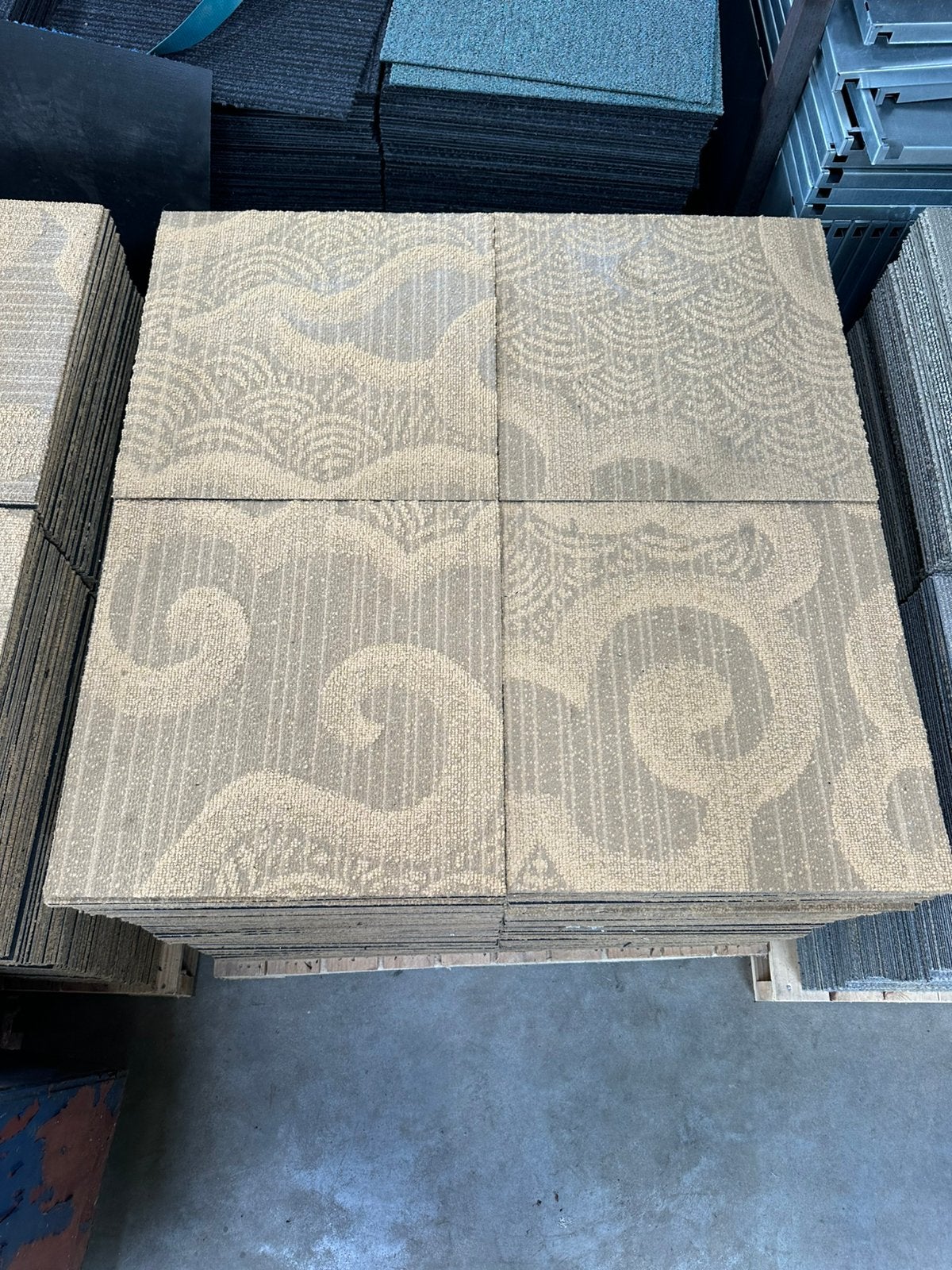 Tapijttegels beige/ bruin met motief 400m2, Huis en Inrichting, Stoffering | Vloerbedekking, Ophalen, Gebruikt, Q, Q
