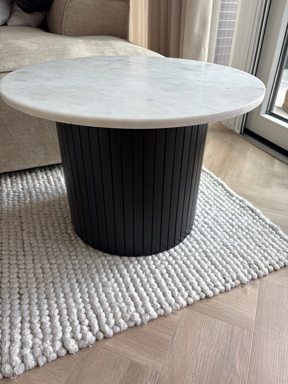 Moderne ronde salontafel met marmeren blad, Overige materialen, Rond, Zo goed als nieuw, Minder dan 50 cm
