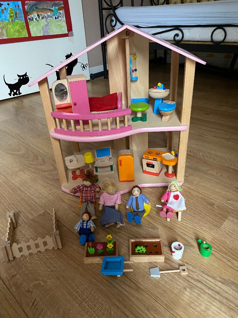 Houten poppenhuis van Pintoy met poppetjes en accessoires, Ophalen, Zo goed als nieuw, Poppenhuis