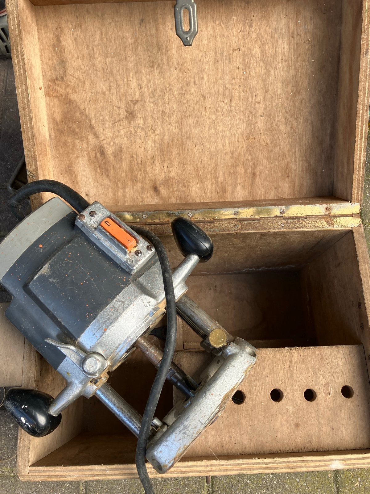 Bovenfrees met houten kist, Ophalen, Gebruikt, Elektrisch, Bovenfrees