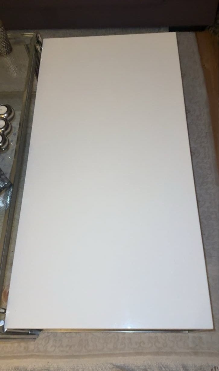 Moderne witte salontafel met metalen onderstel, Huis en Inrichting, Ophalen, 100 tot 150 cm, 50 tot 100 cm, Zo goed als nieuw