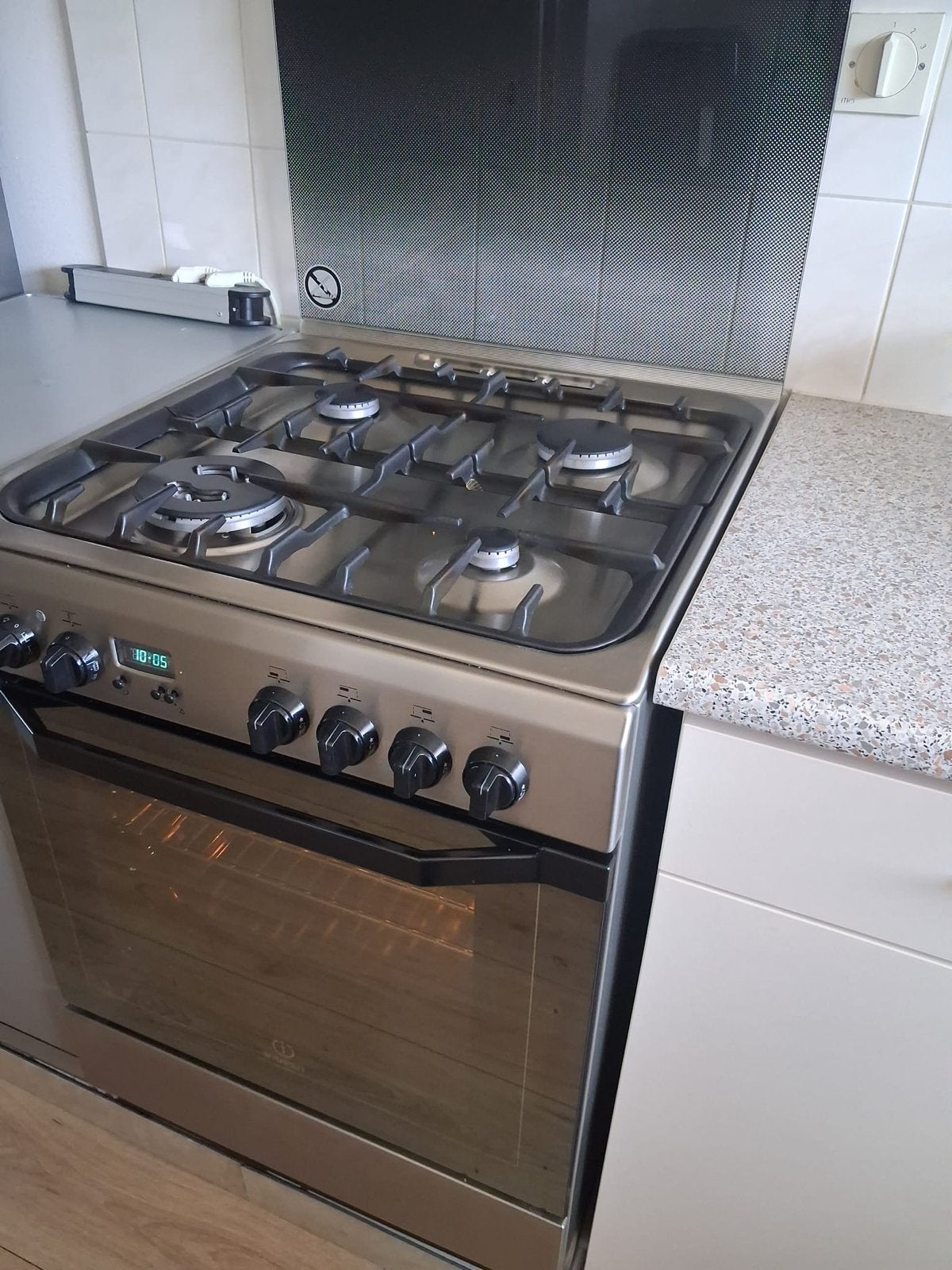 Indesit Vrijstaand Gasfornuis met Oven - Zo goed als nieuw, Ophalen, 60 cm of meer, 4 kookzones, Zo goed als nieuw